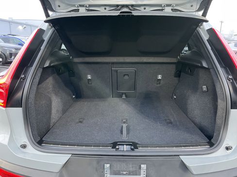 Used 2025 Volvo XC40 B5 Plus image 23