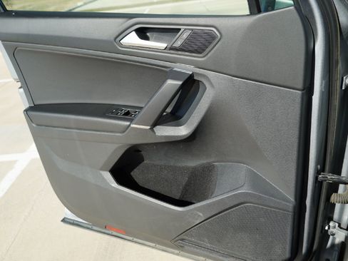 Used 2020 Volkswagen Tiguan SE image 22