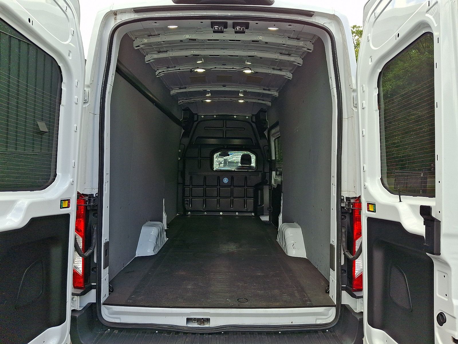 Used 2022 Ford E-Transit 148 High Roof Extended RWD image 27