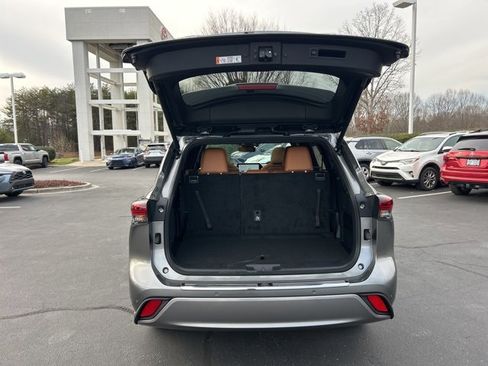 New 2026 Toyota Highlander Platinum image 7