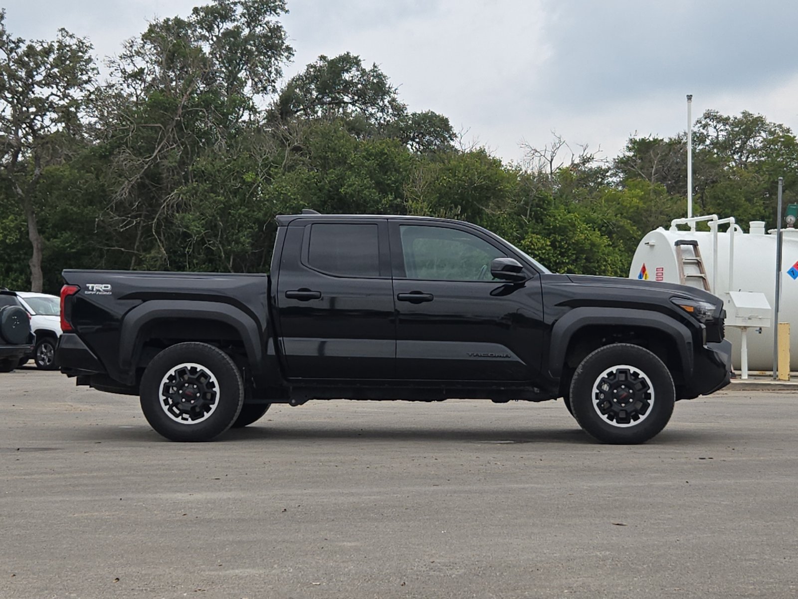 Certified 2025 Toyota Tacoma TRD Off-Road AWD/4WD image 6