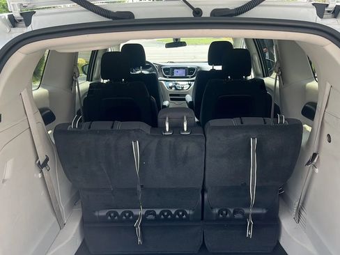 Used 2022 Chrysler Voyager LX image 13