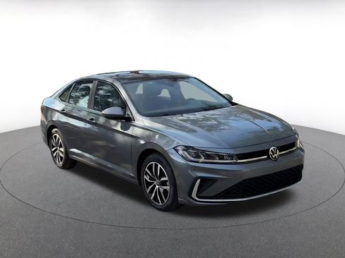 Used 2025 Volkswagen Jetta SE image 3