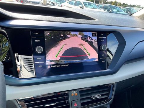 Certified 2022 Volkswagen Taos SE image 27