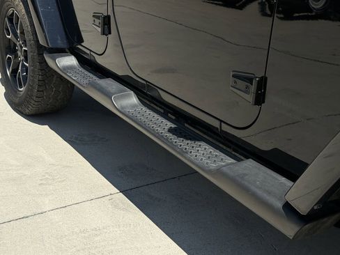 Used 2018 Jeep Wrangler Unlimited Sahara AWD/4WD image 9