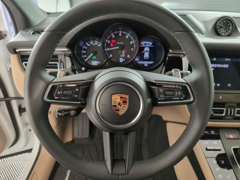 Used 2025 Porsche Macan image 21