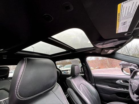 Used 2025 Chrysler Pacifica Limited FWD image 22