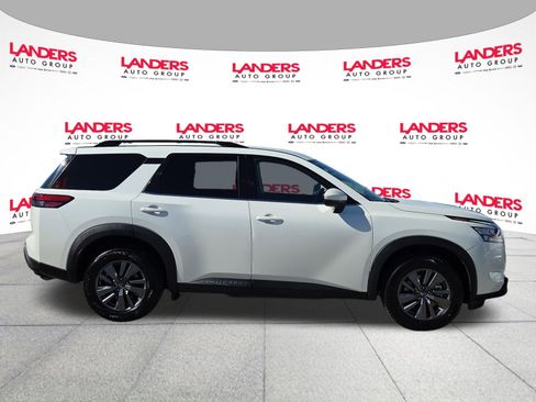Used 2024 Nissan Pathfinder SV image 2