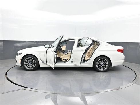 Used 2019 BMW 530e xDrive w/ Convenience Package image 36