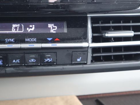 Used 2024 Toyota Sienna XLE image 29