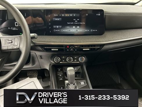 Used 2025 Nissan Kicks SV AWD/4WD image 18