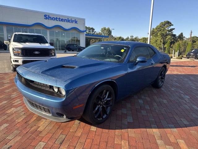 Used 2022 Dodge Challenger SXT w/ Blacktop Package RWD image 4