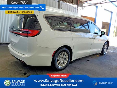 Used 2024 Chrysler Pacifica Touring-L FWD image 4
