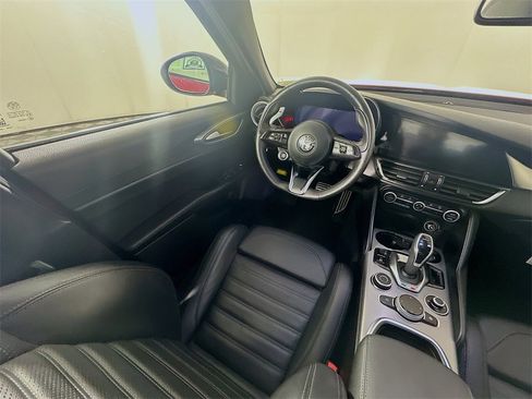 Used 2024 Alfa Romeo Giulia Veloce image 9