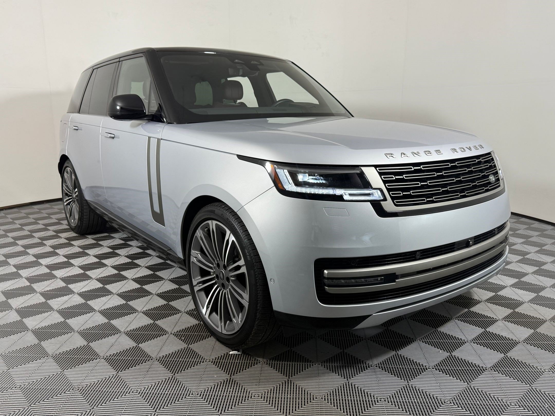 Certified 2025 Land Rover Range Rover SE AWD/4WD image 6