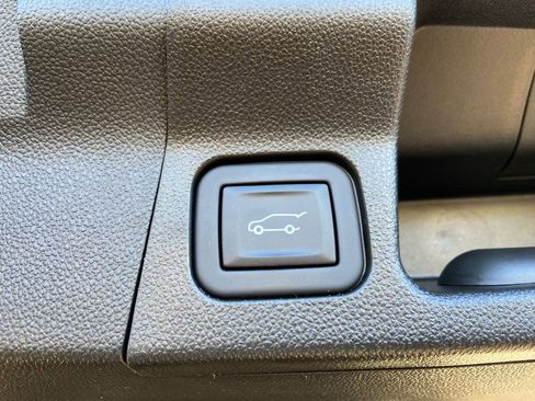 Used 2023 GMC Acadia SLE w/ Driver Convenience Package image 30