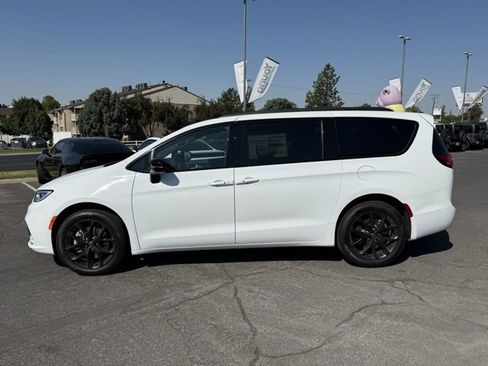 New 2025 Chrysler Pacifica Limited image 9
