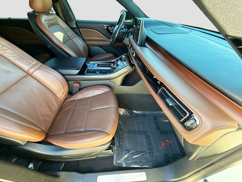 Used 2023 Lincoln Aviator Reserve w/ Equipment Group 201A image 16