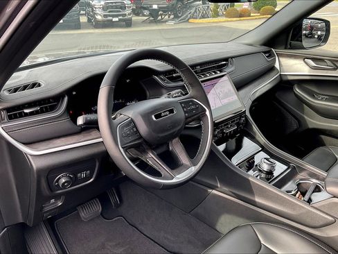 New 2025 Jeep Grand Cherokee L Limited w/ Black Appearance Package AWD/4WD image 7