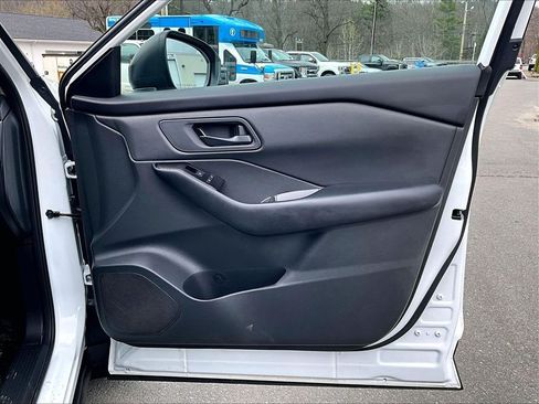 Used 2025 Nissan Rogue S AWD/4WD image 19