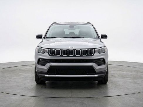 Used 2025 Jeep Compass Latitude image 2