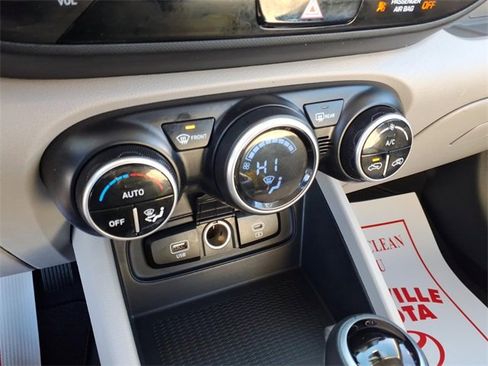 Used 2024 Hyundai Venue SEL image 18