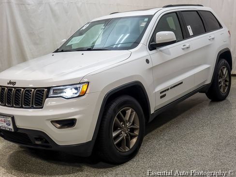 Used 2016 Jeep Grand Cherokee Laredo 75th Anniversary AWD/4WD image 4