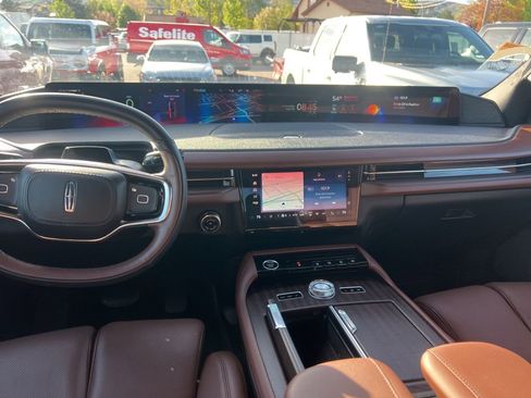 Used 2025 Lincoln Navigator Reserve image 25