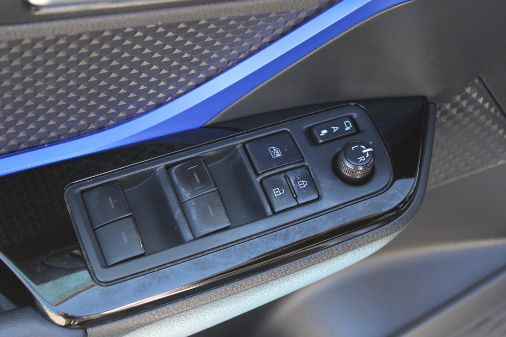 Used 2020 Toyota C-HR XLE FWD image 28