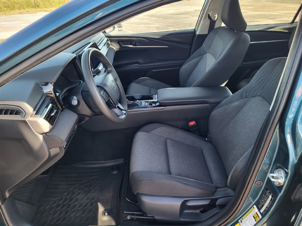 Used 2025 Toyota Camry LE FWD image 9