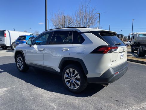 Used 2022 Toyota RAV4 XLE Premium image 8