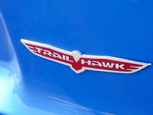 Used 2019 Jeep Cherokee Trailhawk AWD/4WD image 38