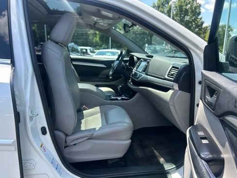 Used 2014 Toyota Highlander XLE AWD/4WD image 18
