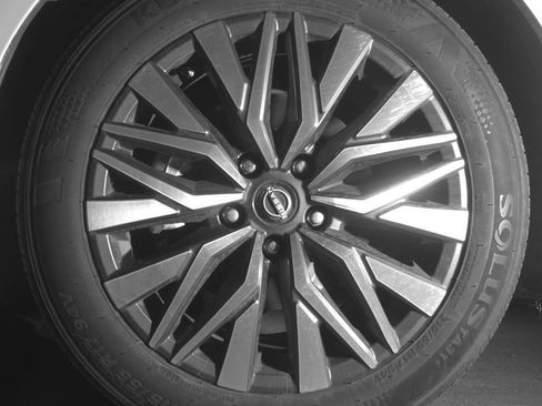 Used 2025 Nissan Altima 2.5 SV FWD image 12