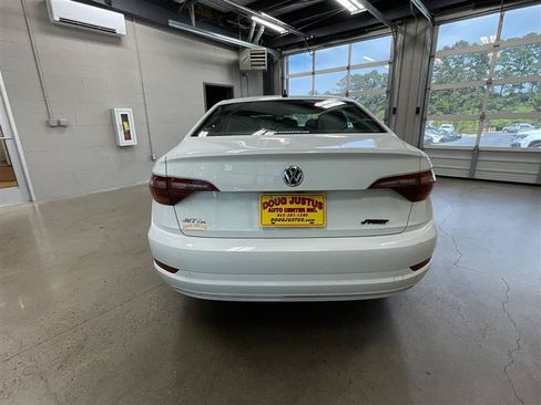 Used 2019 Volkswagen Jetta SE FWD image 4