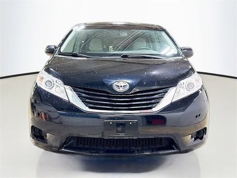 Used 2016 Toyota Sienna LE image 3