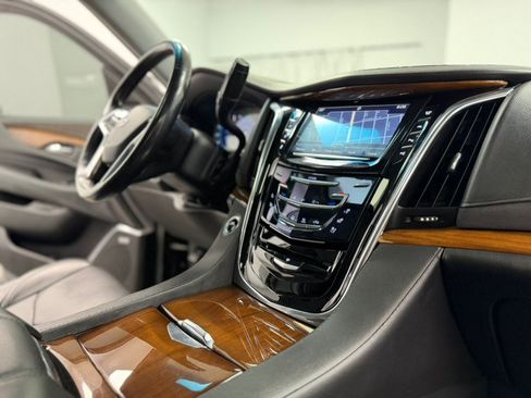 Used 2017 Cadillac Escalade Luxury AWD/4WD image 57