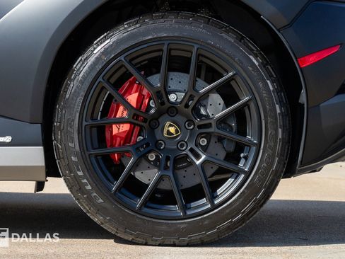Used 2024 Lamborghini Huracan Sterrato image 9