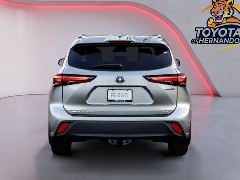Used 2024 Toyota Highlander XLE image 6