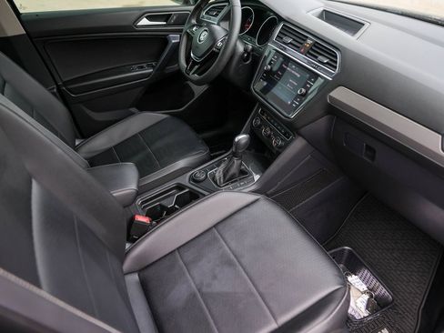 Used 2021 Volkswagen Tiguan SE w/ Panoramic Sunroof Package image 29