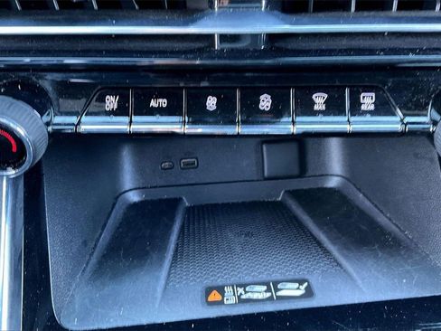 Used 2025 Chevrolet Traverse LT image 31