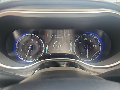 Used 2025 Chrysler Pacifica Select FWD image 16