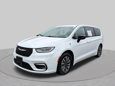 Used 2024 Chrysler Pacifica Limited FWD image 17