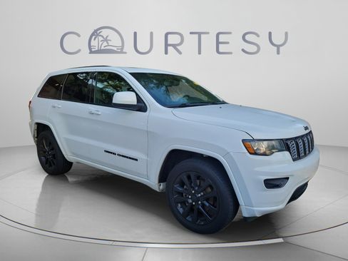 Used 2018 Jeep Grand Cherokee Altitude AWD/4WD image 4