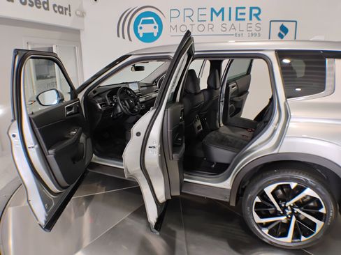 Used 2023 Mitsubishi Outlander SE image 6