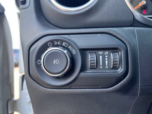 Used 2019 Jeep Wrangler Unlimited Sahara AWD/4WD image 12