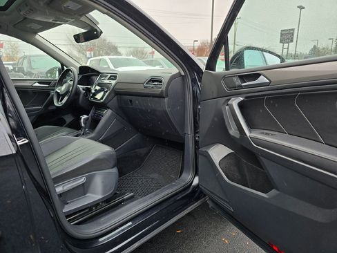 Used 2022 Volkswagen Tiguan SE image 13