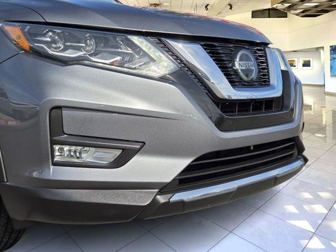 Used 2018 Nissan Rogue SL w/ Premium Package image 2