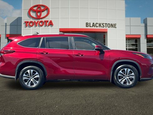 Used 2023 Toyota Highlander XLE FWD image 2