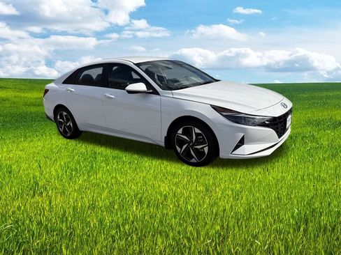 Used 2023 Hyundai Elantra SEL w/ Convenience Package image 3